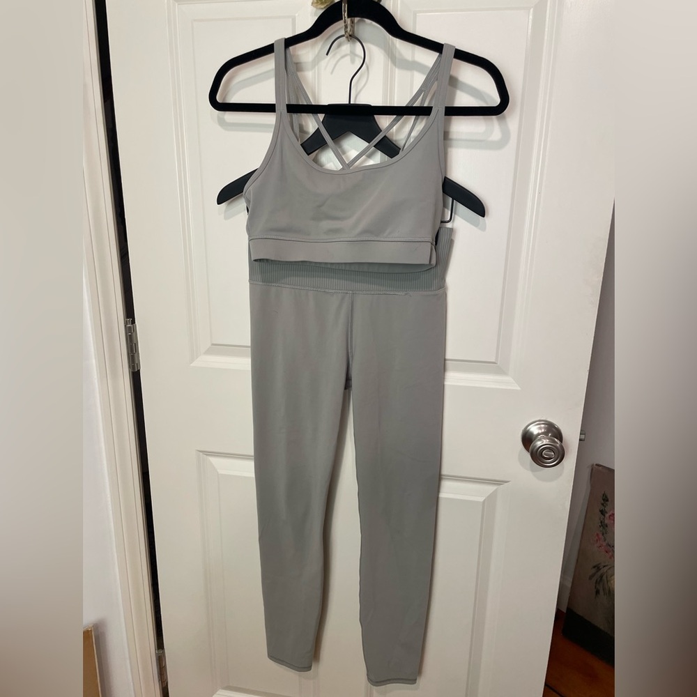 Vuori Studio Pocket Ribbed Leggings and Bra Size Medium